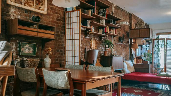 Ilustrasi mencegah kusam dan retak pada furnitur kayu. (pexels.com)