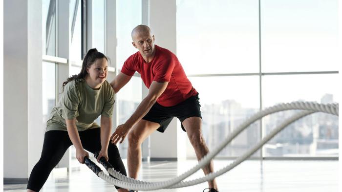 Ilustrasi pelatih olahraga membimbing teknik gerakan olahraga yang tepat agar tidak menimbulkan cedera. (pexels.com) 