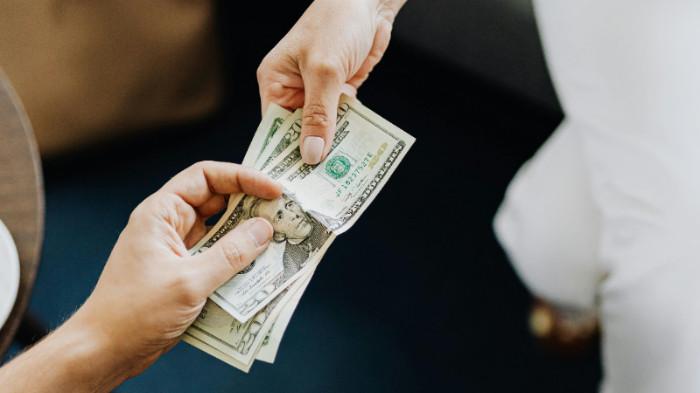 Ilustrasi pembayaran jasa pembersihan rumah secara transparansi. (pexels.com)