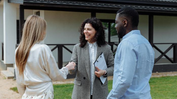 Ilustrasi penentuan harga yang tepat dan menyerahkan properti kepada pembeliu. (pexels.com)