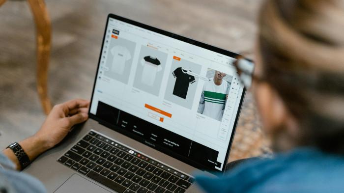 Ilustrasi peran dari jasa desain grafis menciptakan kesan pertama yang kuat dan kemampuan konsitensi pada merk. (pexels.com)