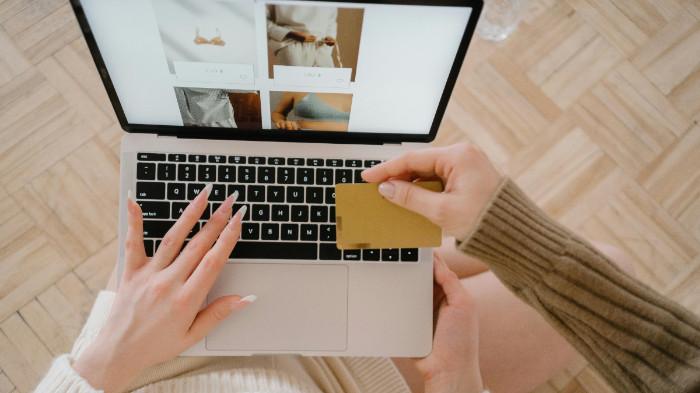 Ilustrasi social commerce atau live shopping di era digital . (pexels.com)