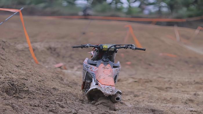 3 Cara Mengeluarkan Motor dari Jalan Berlumpur, Jangan Panik