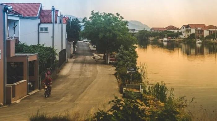 5 Bahaya Membangun Rumah Dekat Sungai yang Harus Diwaspadai