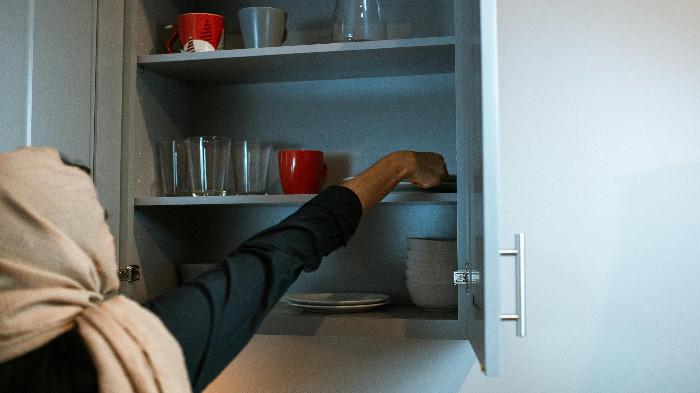 6 Cara Menyimpan Peralatan Lebaran agar Rumah Kembali Rapi