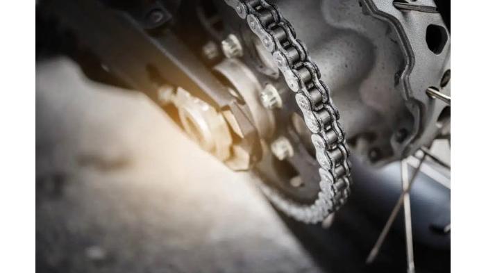 Melumasi rantai motor dengan oli.