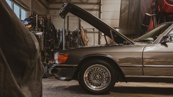 5 Cara Efektif Merawat Kap Mobil agar Mesin Tetap Terlindungi