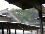 6 Langkah Mudah Mengatasi Tampias Air Hujan di Balkon Rumah Secara Maksimal
