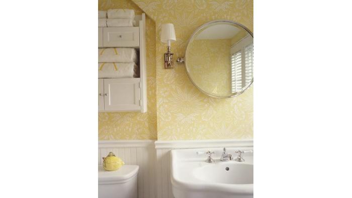 Ilustrasi kamar mandi dengan ornamen warna kuning pucat | The Sprune