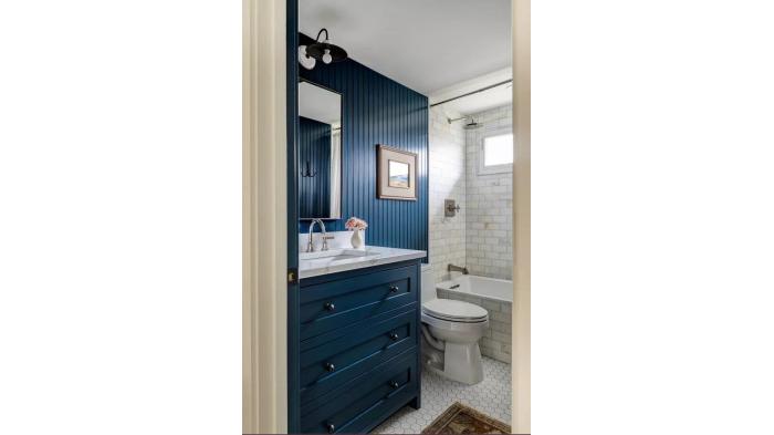 Ilustrasi kamar mandi dengan ornamen warna navy | The Sprune