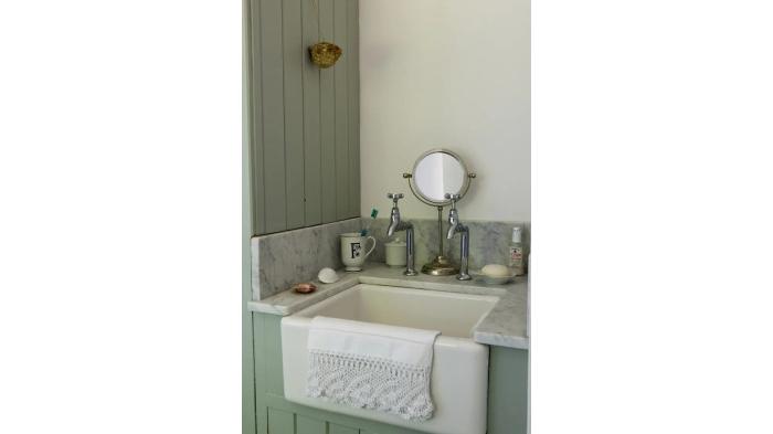 Ilustrasi kamar mandi dengan ornamen warna navy | The Sprune