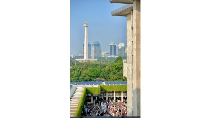 Reza Aulia Pane melihat Jakarta dari sudut Masjid Istiqlal | TribunX