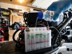4 Kebiasaan Salah Saat Mengisi Air Aki Motor yang Perlu Dihindari