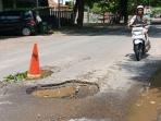 4 Teknik Aman Berkendara Motor Saat Melintasi Jalan Rusak dan Berlubang