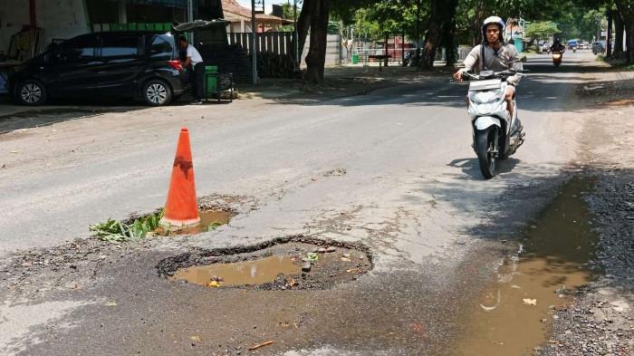 4 Teknik Aman Berkendara Motor Saat Melintasi Jalan Rusak dan Berlubang