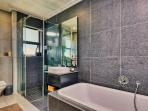 5 Material Terbaik Dinding Kamar Mandi Tahan Air dan Mudah Dirawat
