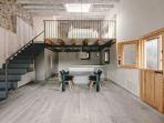 6 Ide Kreatif Memanfaatkan Ruang Mezzanine agar Rumah Lebih Fungsional