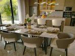 6 Kesalahan Desain Ruang Makan yang Membuat Rumah Terasa Sempit