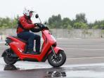 6 Tips Aman Mengendarai Motor Listrik untuk Aktivitas Sehari-hari