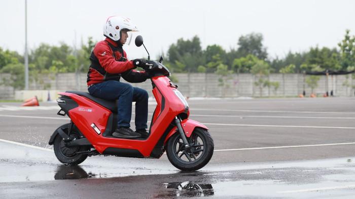 6 Tips Aman Mengendarai Motor Listrik untuk Aktivitas Sehari-hari