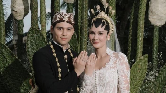 Luna Maya menggunakan cunduk mentul saat pernihannya mengusung adat adat Yogyakarta 