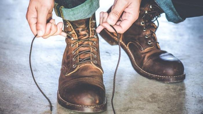 Melepas tali sepatu | Kompas.com 